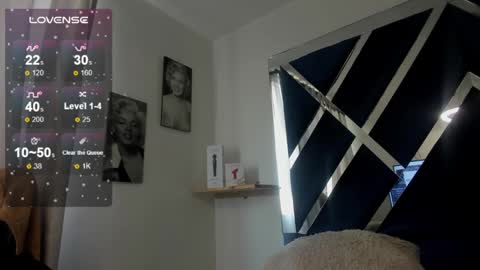 emilayton_ online show from January 14, 6:38 pm