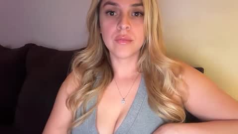 Snapshot of emilelovesyou chatting on January 16, 4:27 am emilelovesyou online show from January 16, 4:27 am