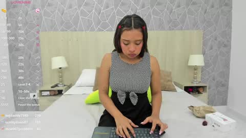 Snapshot of emili_lenus chatting on January 5, 5:51 pm Emili Lenus online show from January 5, 5:51 pm