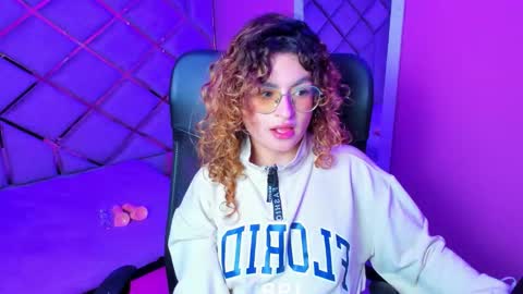 Snapshot of emili_rouse_ chatting on November 20, 4:23 am Emy online show from November 20, 4:23 am