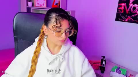 Snapshot of emili_rouse_ chatting on November 22, 2:21 am Emy online show from November 22, 2:21 am