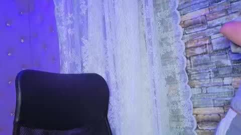 Snapshot of emili_rouse_ chatting on November 25, 3:06 am Emy online show from November 25, 3:06 am