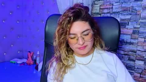 Snapshot of emili_rouse_ chatting on December 14, 2:50 am Emy online show from December 14, 2:50 am