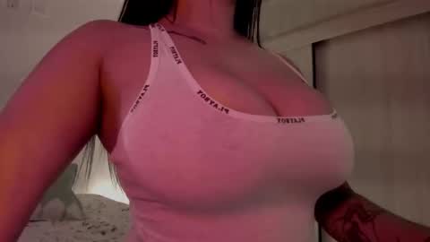Snapshot of emilia_ghendle chatting on November 18, 11:47 am Emilia Big Boobs online show from November 18, 11:47 am