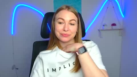 Snapshot of emilia_ilia chatting on May 5, 5:26 am Emilia online show from May 5, 5:26 am