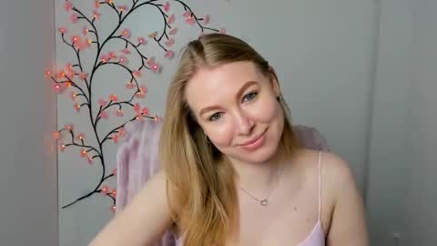 Snapshot of emilia_ilia chatting on May 6, 5:46 am Emilia online show from May 6, 5:46 am