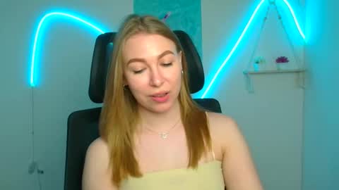Snapshot of emilia_ilia chatting on May 7, 5:35 am Emilia online show from May 7, 5:35 am