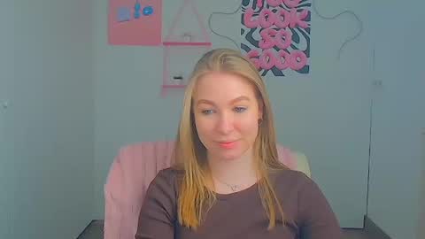 Snapshot of emilia_ilia chatting on May 12, 5:37 am Emilia online show from May 12, 5:37 am