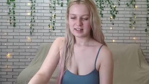 Snapshot of emiliaduchess chatting on December 14, 6:09 pm Amili online show from December 14, 6:09 pm