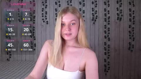 Snapshot of emiliaduchess chatting on October 19, 12:28 pm Amili online show from October 19, 12:28 pm