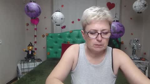 Snapshot of emiliagree chatting on November 1, 6:21 pm EmiliaGree online show from November 1, 6:21 pm