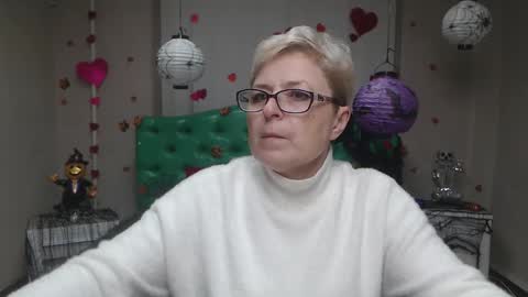 Snapshot of emiliagree chatting on November 9, 6:01 am EmiliaGree online show from November 9, 6:01 am