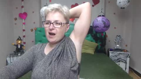 Snapshot of emiliagree chatting on November 10, 6:07 pm EmiliaGree online show from November 10, 6:07 pm