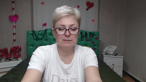 Snapshot of emiliagree chatting on November 19, 6:19 pm EmiliaGree online show from November 19, 6:19 pm