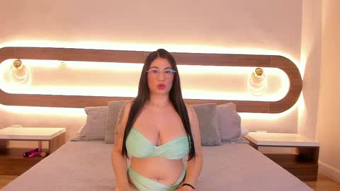 Snapshot of emilie_martinez chatting on April 23, 2:57 am Emilie online show from April 23, 2:57 am