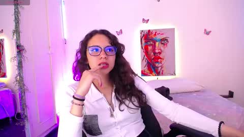 Emili Russo online show from October 16, 7:59 pm