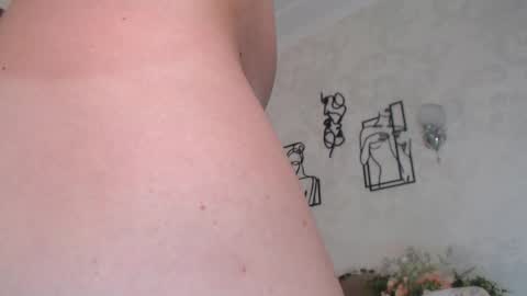 Snapshot of emilly_angel chatting on October 31, 7:59 pm Emily online show from October 31, 7:59 pm