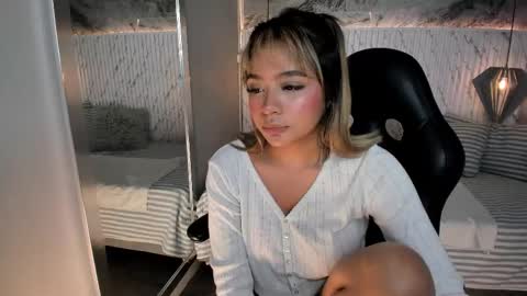 Snapshot of emilly_mell chatting on September 10, 11:43 am emilly_mell online show from September 10, 11:43 am