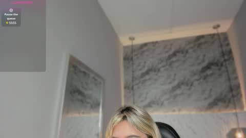 Snapshot of emilly_mell chatting on December 19, 11:17 am emilly_mell online show from December 19, 11:17 am