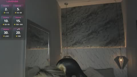 Snapshot of emilly_mell chatting on December 22, 11:40 am emilly_mell online show from December 22, 11:40 am