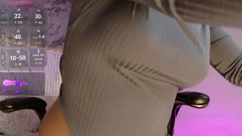 Snapshot of emilly_mell chatting on March 2, 11:50 am emilly_mell online show from March 2, 11:50 am