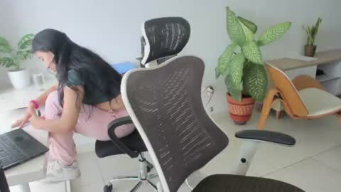 Emilly  online show from June 16, 2:52 pm