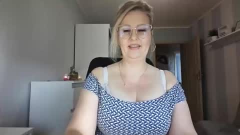 Snapshot of emillykiss chatting on February 26, 9:19 am EmillyLove online show from February 26, 9:19 am