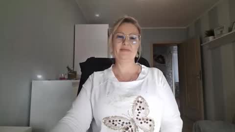 Snapshot of emillykiss chatting on March 2, 10:33 am EmillyLove online show from March 2, 10:33 am