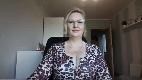 Snapshot of emillykiss chatting on March 4, 7:25 am EmillyLove online show from March 4, 7:25 am