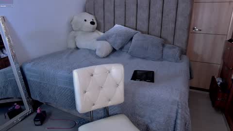 Snapshot of emily_____ chatting on October 28, 12:14 am emily valentina online show from October 28, 12:14 am