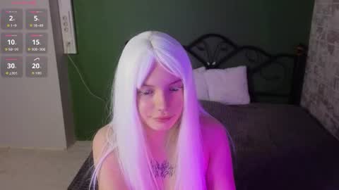 Snapshot of emily__hamilton chatting on June 18, 1:17 am Emily online show from June 18, 1:17 am