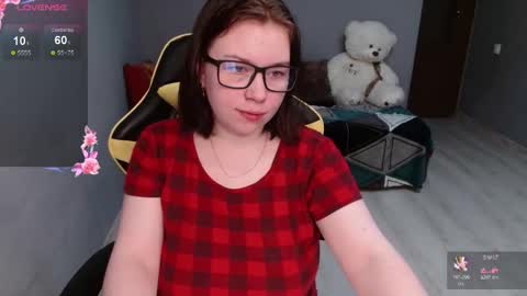 Snapshot of emily_amorre chatting on November 10, 7:24 pm Emily 3 online show from November 10, 7:24 pm