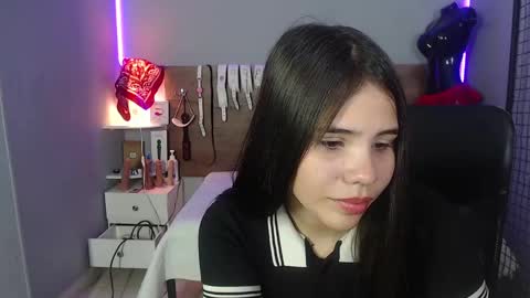 Snapshot of emily_beltonn chatting on December 5, 8:22 pm online show from December 5, 8:22 pm