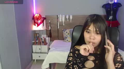 Snapshot of emily_beltonn chatting on December 24, 6:17 pm online show from December 24, 6:17 pm