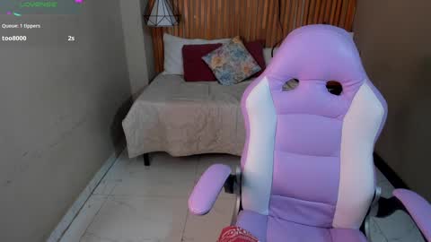 Snapshot of emily_beltonn chatting on December 29, 1:24 am online show from December 29, 1:24 am