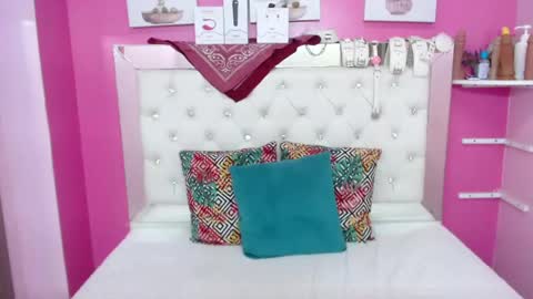 Snapshot of emily_beltonn chatting on December 31, 12:32 am online show from December 31, 12:32 am