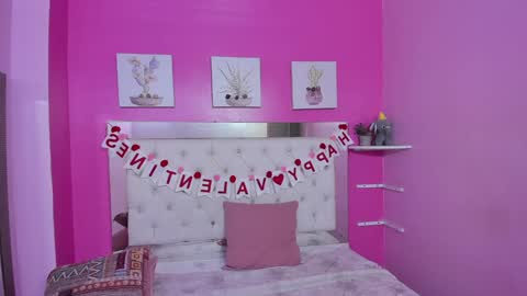 Snapshot of emily_beltonn chatting on February 6, 10:43 pm online show from February 6, 10:43 pm