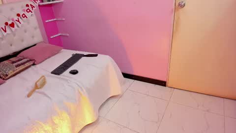 Snapshot of emily_beltonn chatting on February 12, 9:43 pm online show from February 12, 9:43 pm