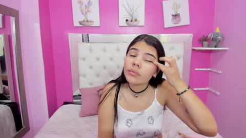 Snapshot of emily_beltonn chatting on February 23, 2:35 pm online show from February 23, 2:35 pm