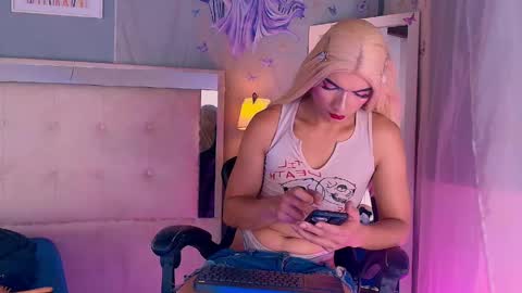 Snapshot of emily_castillo1_ chatting on May 14, 6:20 am emily_castillo1_ online show from May 14, 6:20 am