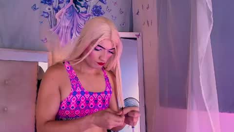 Snapshot of emily_castillo1_ chatting on May 20, 4:51 am emily_castillo1_ online show from May 20, 4:51 am