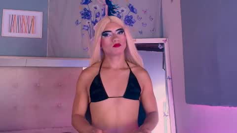 Snapshot of emily_castillo1_ chatting on May 28, 6:32 am emily_castillo1_ online show from May 28, 6:32 am