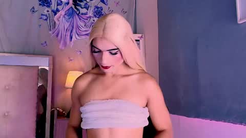 Snapshot of emily_castillo1_ chatting on June 7, 5:22 am emily_castillo1_ online show from June 7, 5:22 am