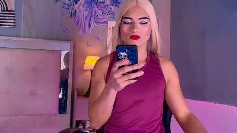 Snapshot of emily_castillo1_ chatting on June 8, 5:19 am emily_castillo1_ online show from June 8, 5:19 am