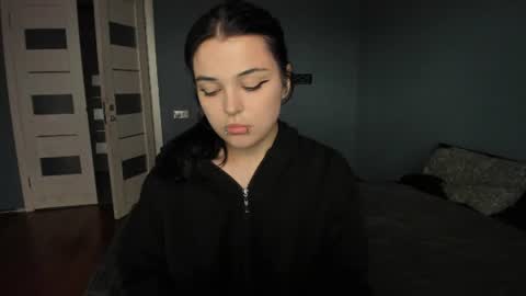 Snapshot of emily_ferra chatting on June 15, 4:58 am emily_ferra online show from June 15, 4:58 am