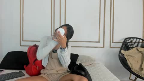 emily_gaviria1 online show from April 24, 12:18 pm