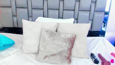 Emi  online show from February 3, 5:03 pm