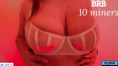 Snapshot of emily_gin chatting on December 17, 2:06 am EMILY online show from December 17, 2:06 am