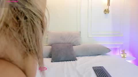 Snapshot of emily_golden_ chatting on July 13, 7:27 pm online show from July 13, 7:27 pm