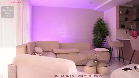 Snapshot of emily_huddson_ chatting on July 8, 8:13 pm independet model online show from July 8, 8:13 pm
